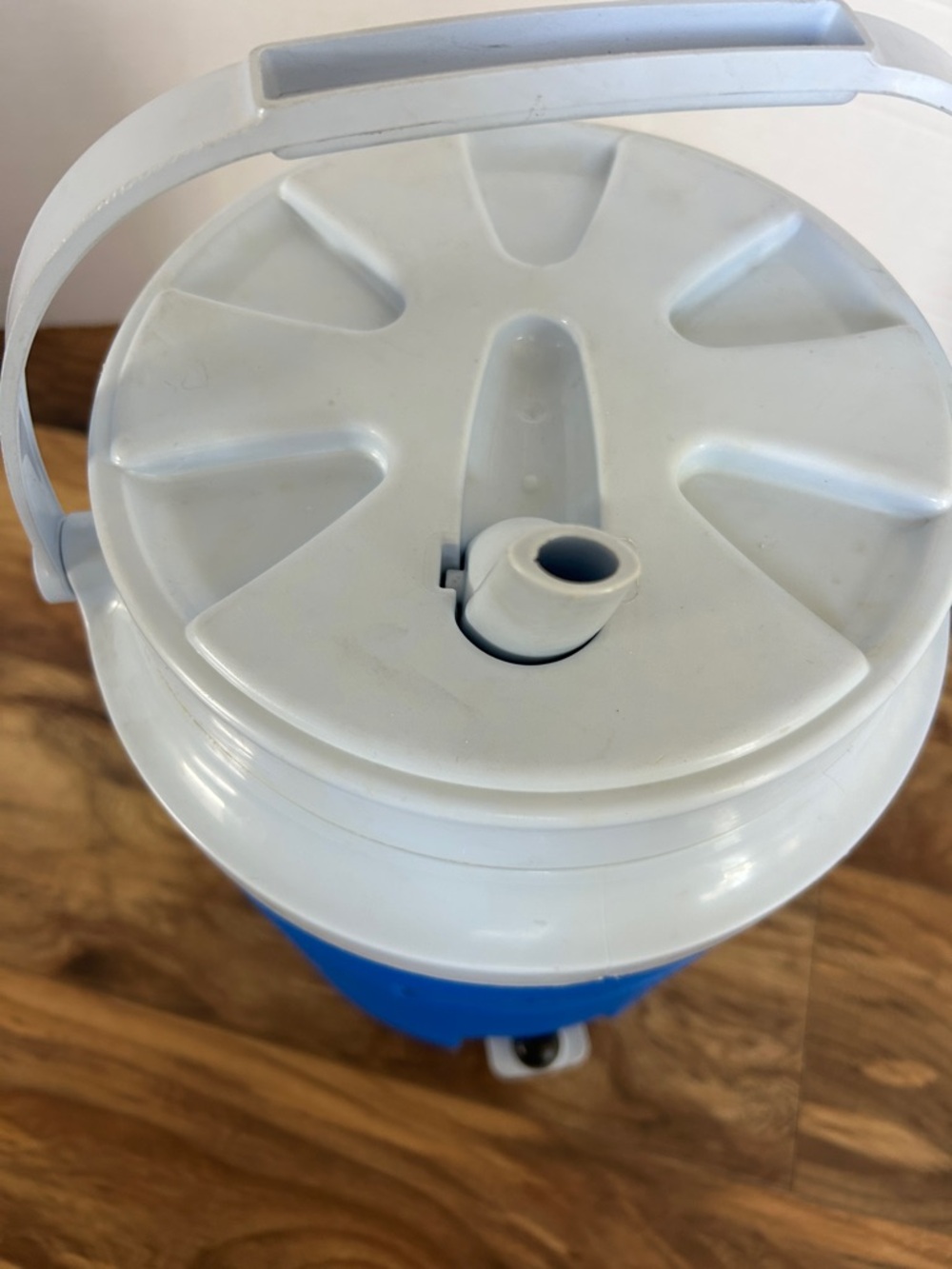 Rubbermaid 2 Gallon Blue and White Insulated Beverage Jug w/ Spigot and Handle - Picture 3 of 4